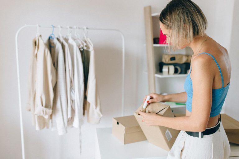 How to Ship on Poshmark (2026): Labels, Cost & Bundles